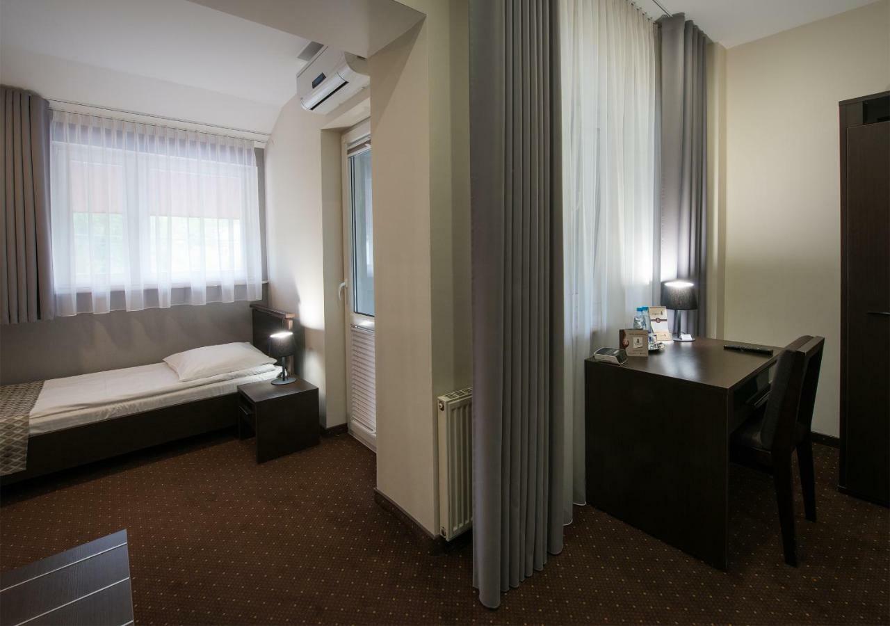 Hotel Capitol Бяла-Подляска Экстерьер фото